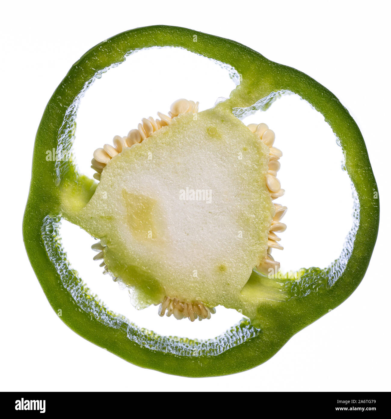 Details der Samen für eine grüne Paprika Paprika Slice auf weißem Hintergrund - durch Suchen Stockfoto