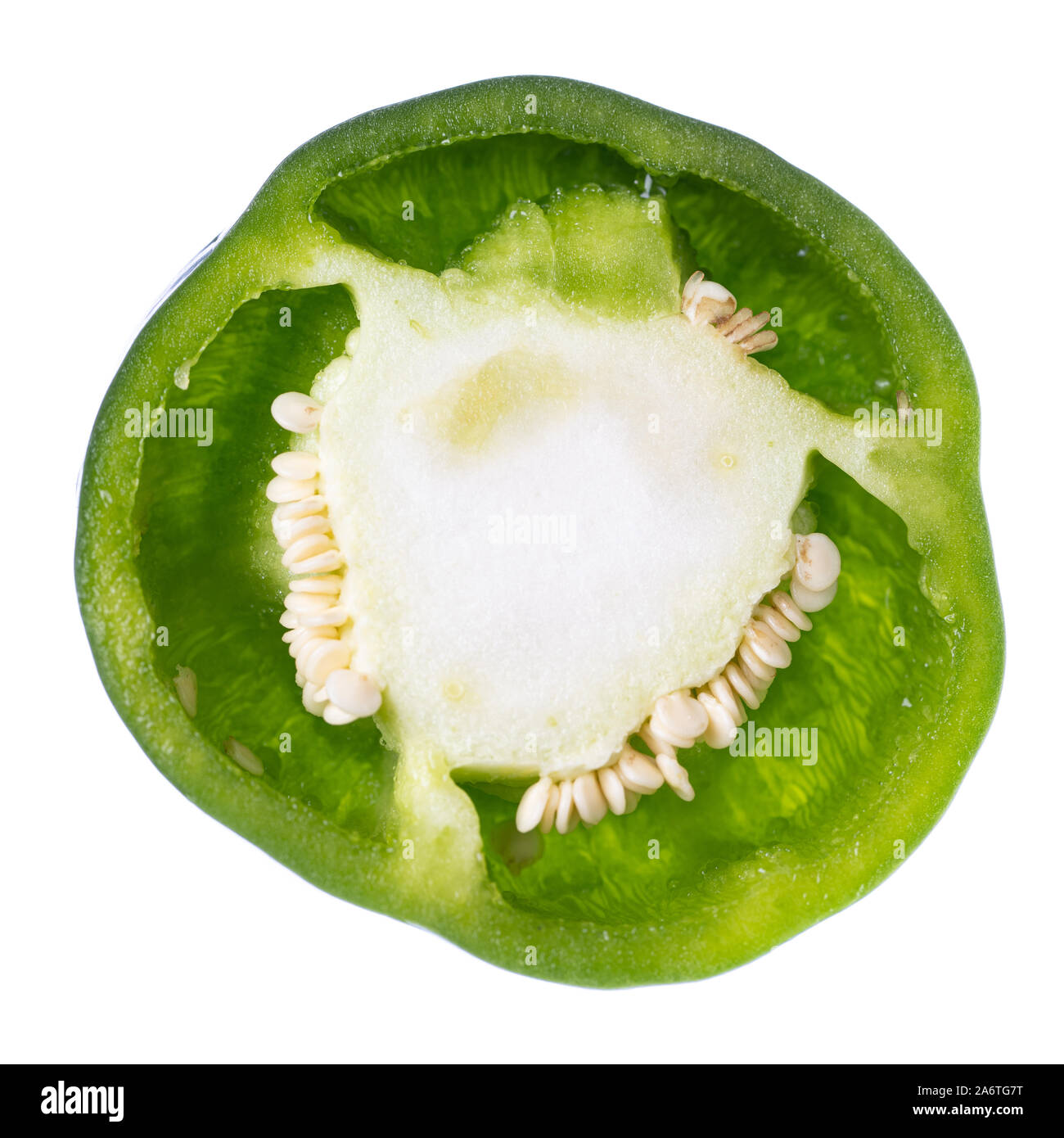 Details der Samen für eine grüne Paprika Paprika Slice auf weißem Hintergrund - oberen Teil von Obst Stockfoto