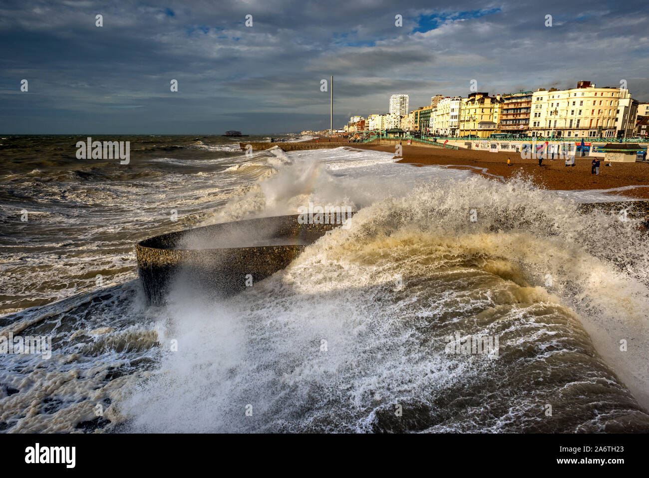 Wellen bei Flut auf Brighton Beach heute Morgen Stockfoto