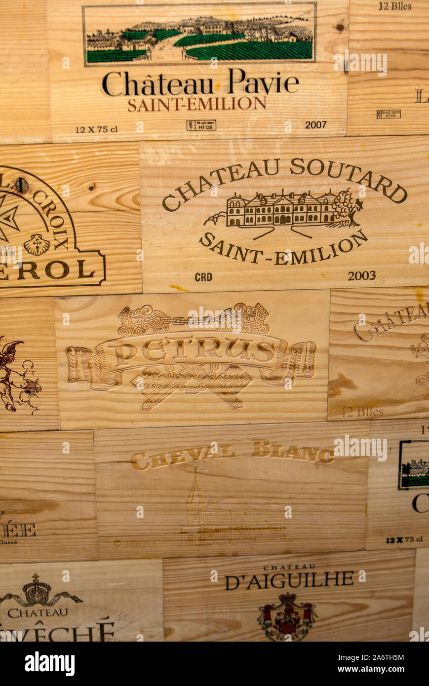 Saint Emilion, Frankreich - 8 September, 2018: Die Anzeige der Holz- Wein Fälle in St Emilion, Gironde, Frankreich. St Emilion ist eine der wichtigsten Roten gewinnen Stockfoto