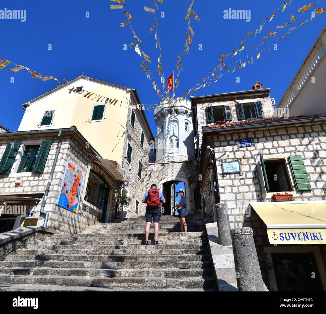 Herceg Novi, Montenegro - 10. Juni. 2019. Das Gebiet der alten Stadt. Blick auf den Uhrturm von Sat Kula. Stockfoto