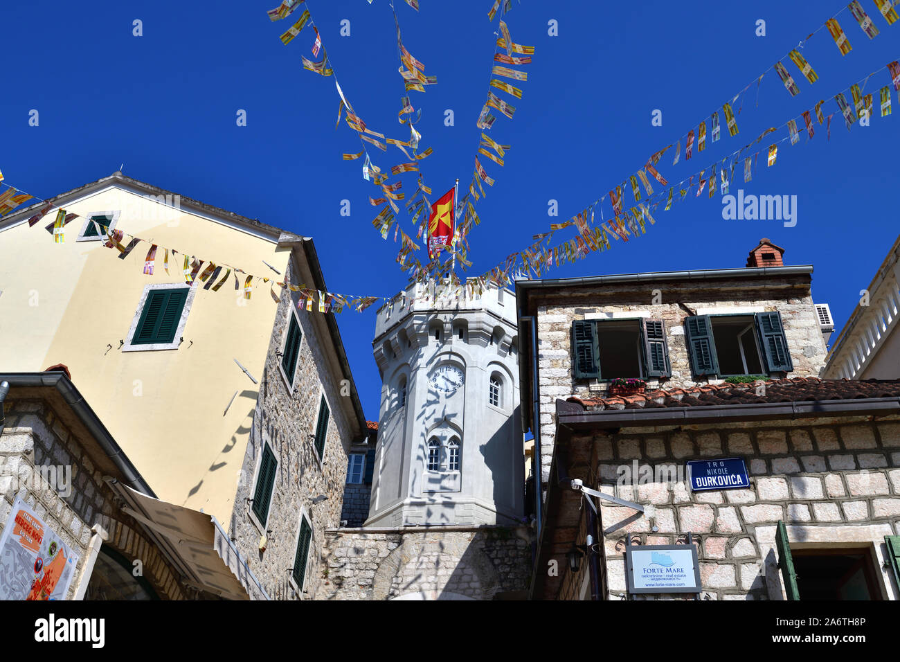 Herceg Novi, Montenegro - 10. Juni. 2019. Das Gebiet der alten Stadt. Blick auf den Uhrturm von Sat Kula. Stockfoto