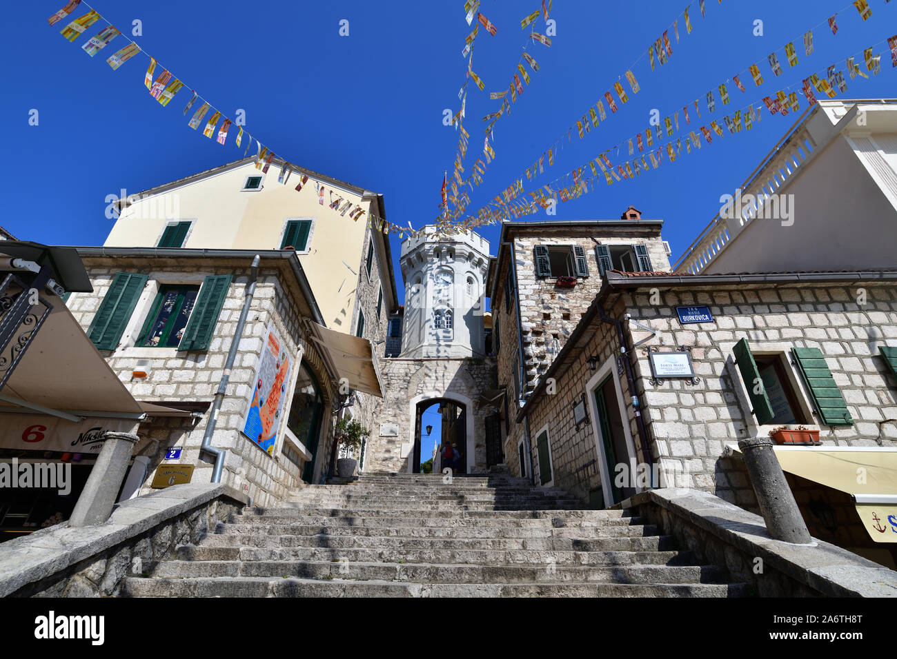 Herceg Novi, Montenegro - 10. Juni. 2019. Das Gebiet der alten Stadt. Blick auf den Uhrturm von Sat Kula. Stockfoto