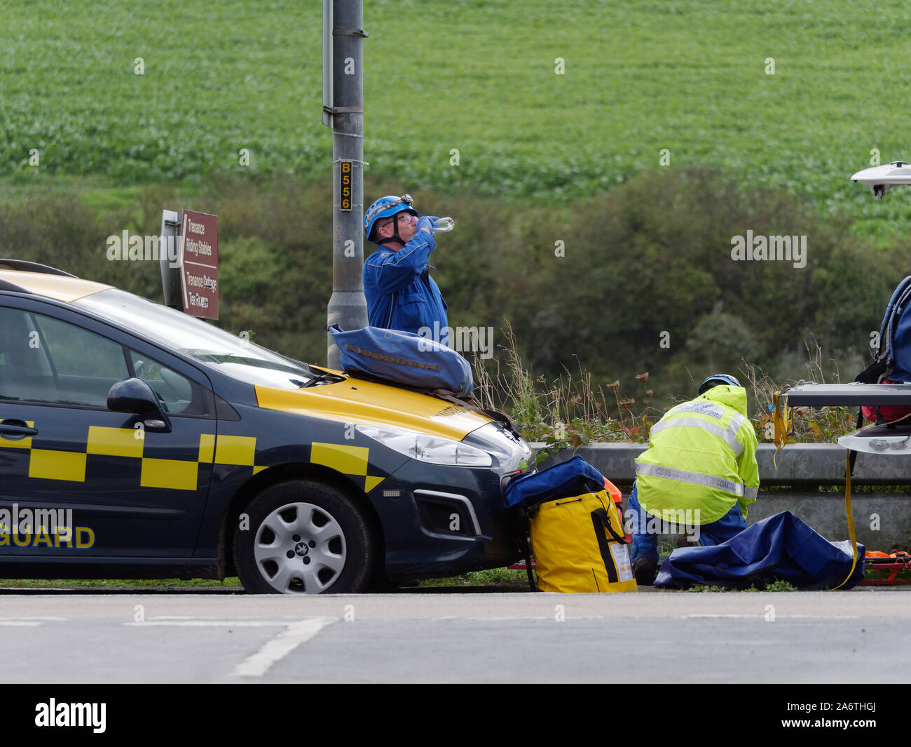 Küstenwache Mitglieder Hilfe Ambulanz und Polizei in einem Körper Erholung, Newquay Cornwall im Vereinigten Königreich Stockfoto