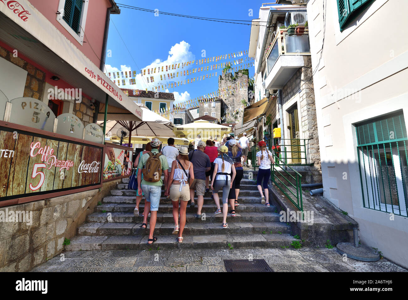 Herceg Novi, Montenegro - 10. Juni. 2019. Eine Gruppe von Touristen befindet sich im historischen Teil der Stadt Stockfoto
