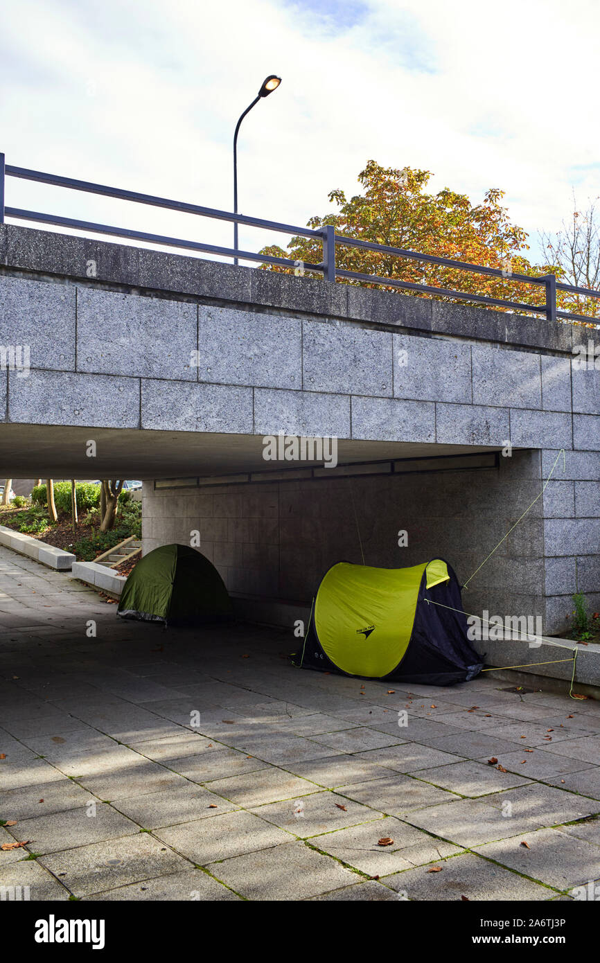 Obdachlose leben in Zelten unter einer Überführung im Zentrum von Milton Keynes, Bedfordshire Stockfoto