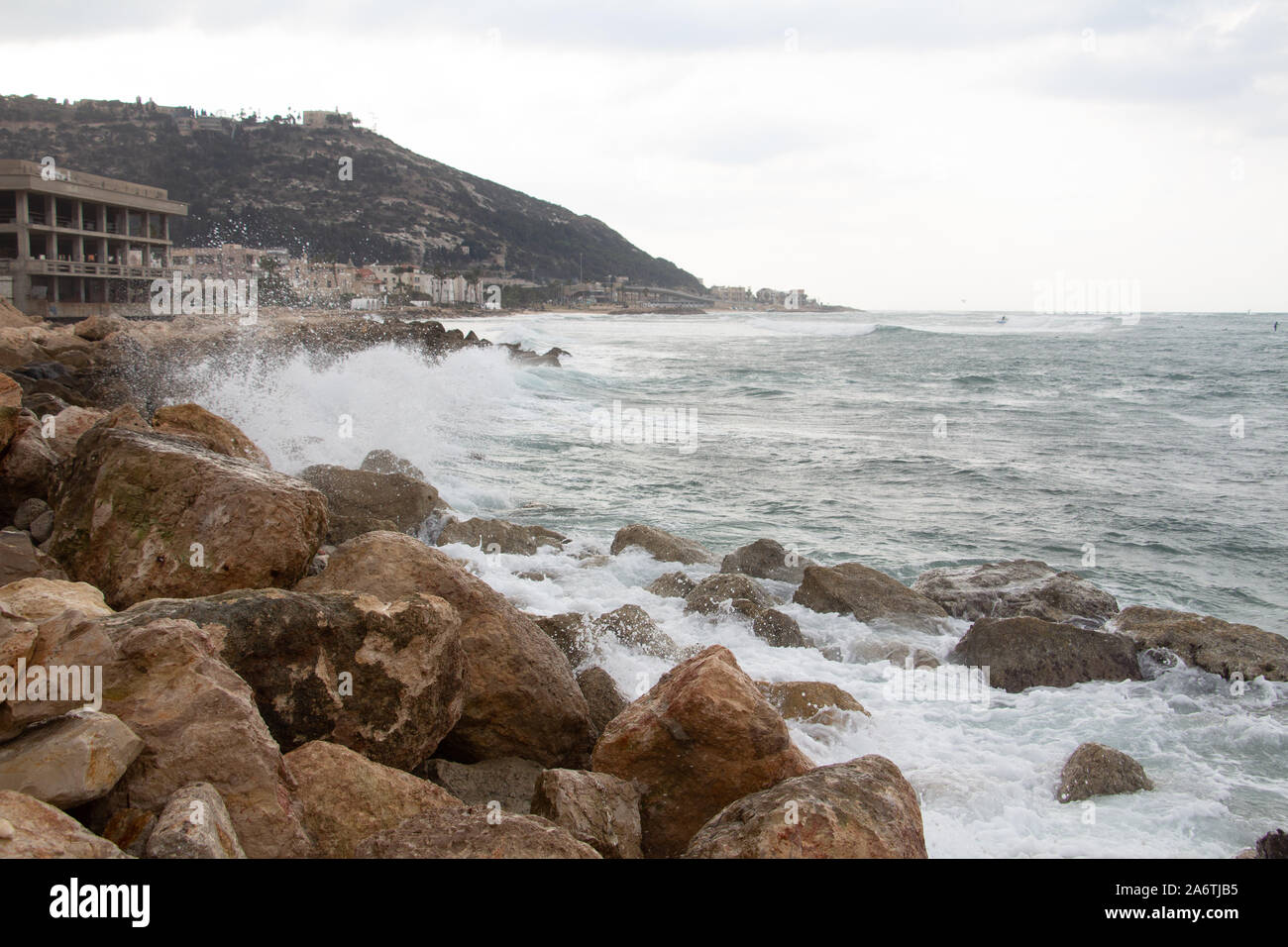 Bat Galim Strand in Haifa, Israel die Erfassung Wellen vor dem Sturm Stockfoto