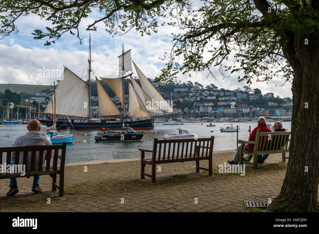 Die niederländische Tall Ship Wylde Swan macht seinen Weg schweigend unter Segel Vergangenheit Dartmouth Damm Position für das offene Meer. Stockfoto