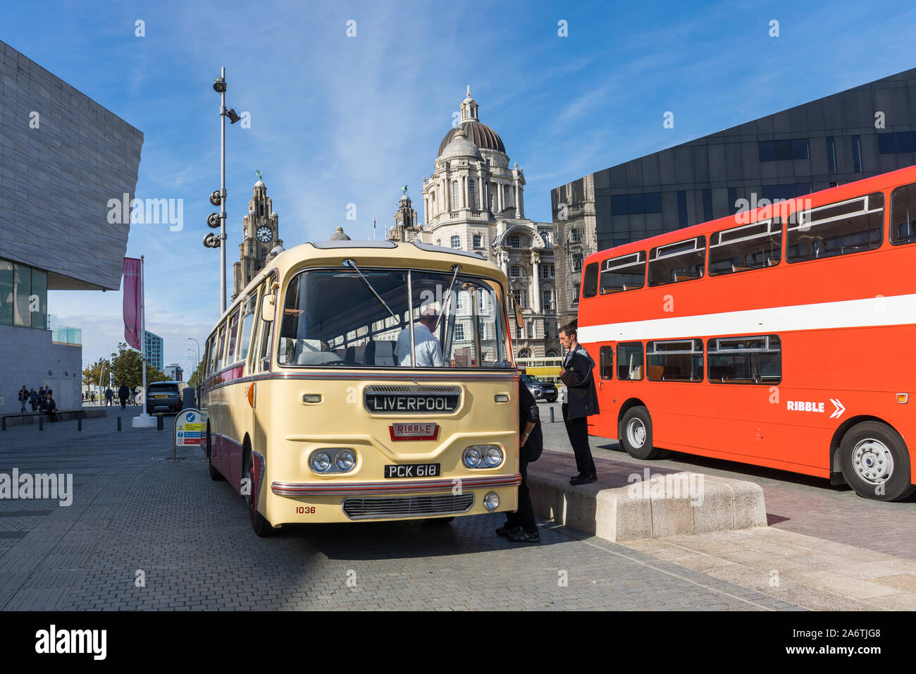 Alte Busse am Pier Head, Liverpool, Großbritannien Stockfoto
