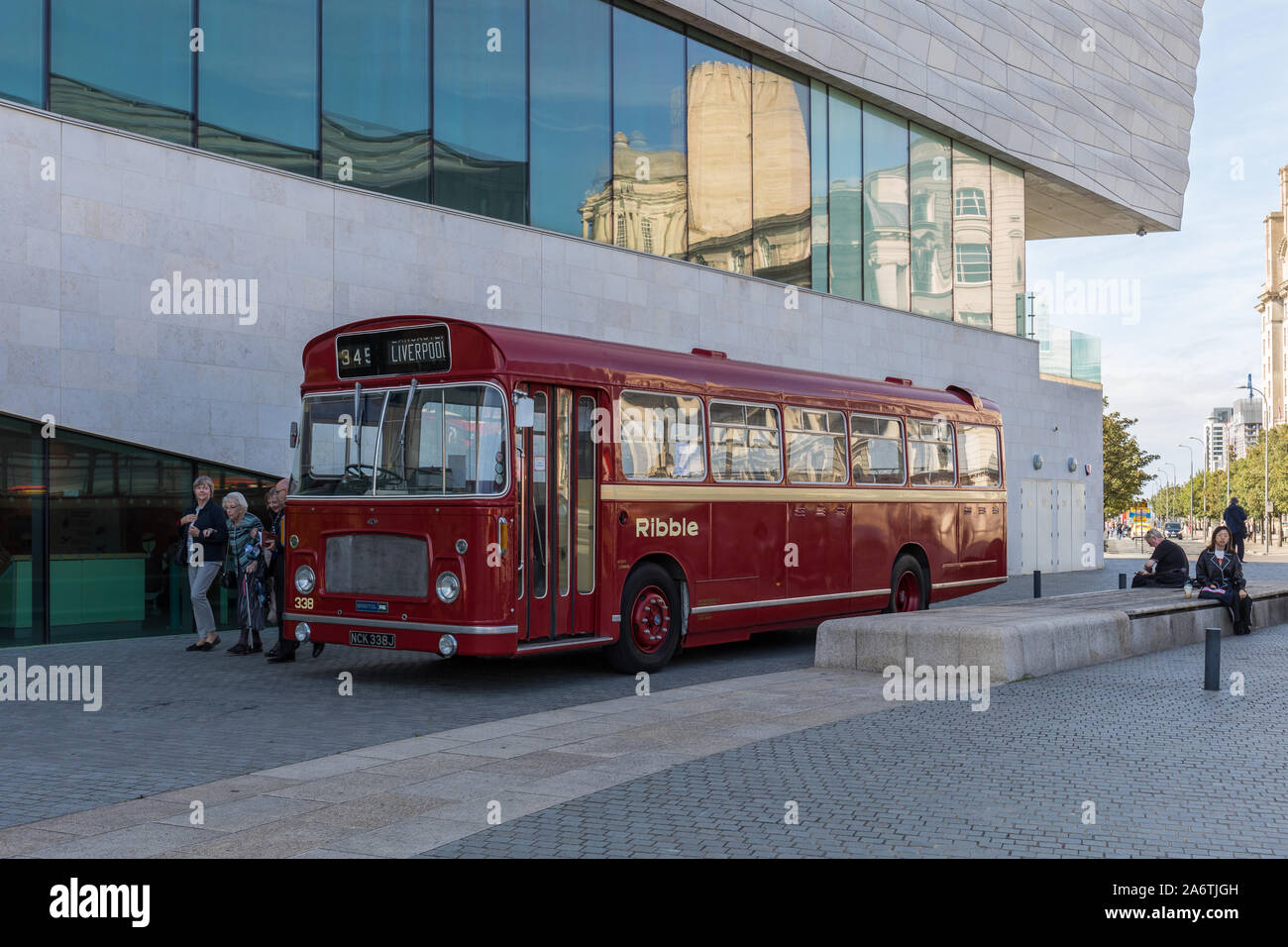 Alten Bus am Pier Head, Liverpool, Großbritannien Stockfoto