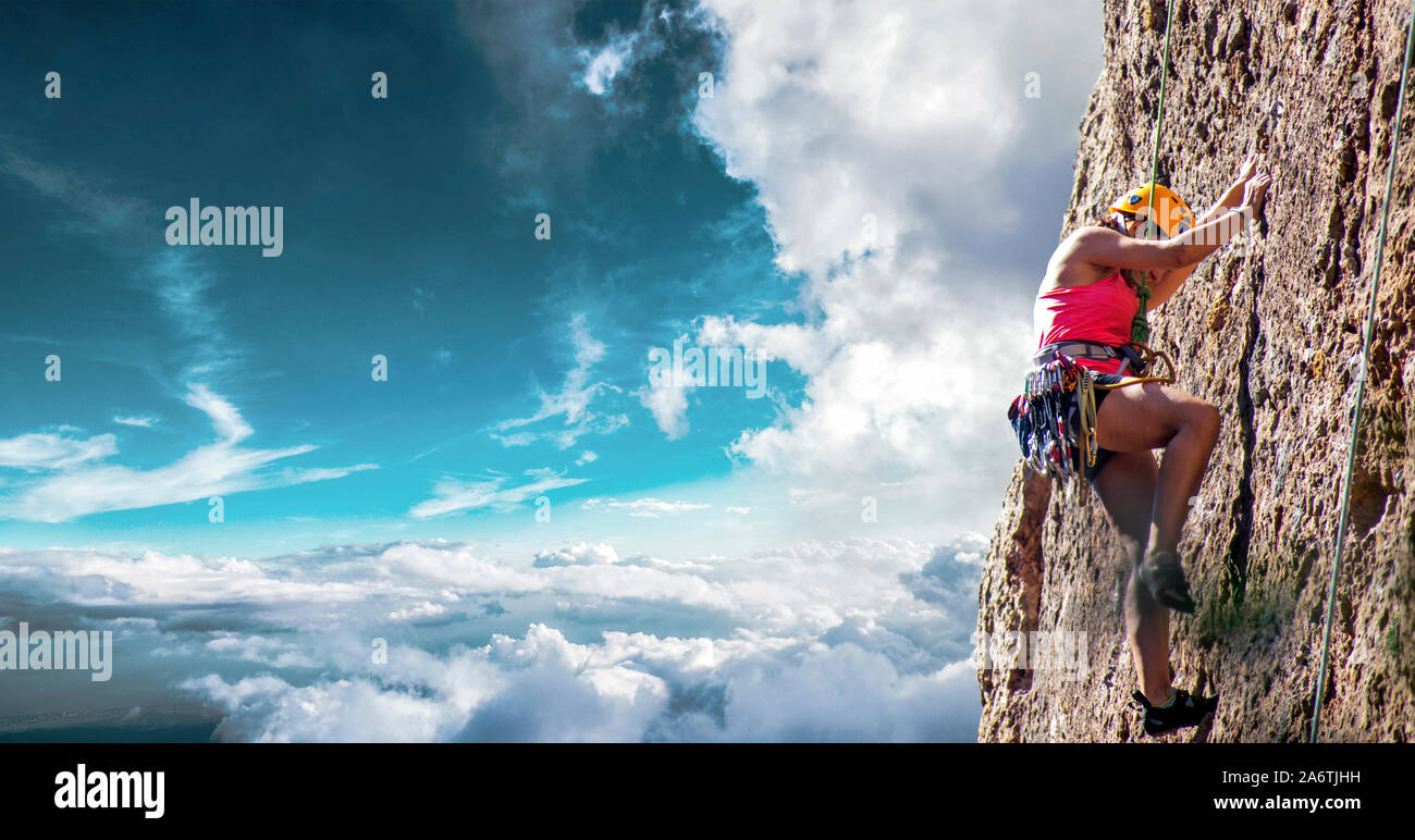 Murcia, Spanien, 27. September 2019. Eine Sportlerin und Bergsteigen. Körperliche Aktivität in der Landschaft. Riskante Sportarten. Bergsteigen oder Klettern ich Stockfoto