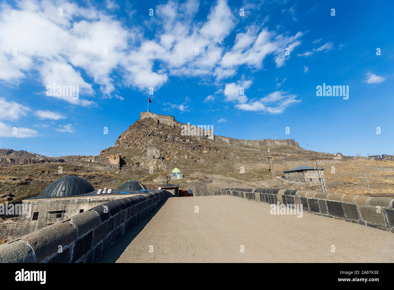 Kars Schloss und Wände mit blauem Himmel in der Türkei Stockfoto