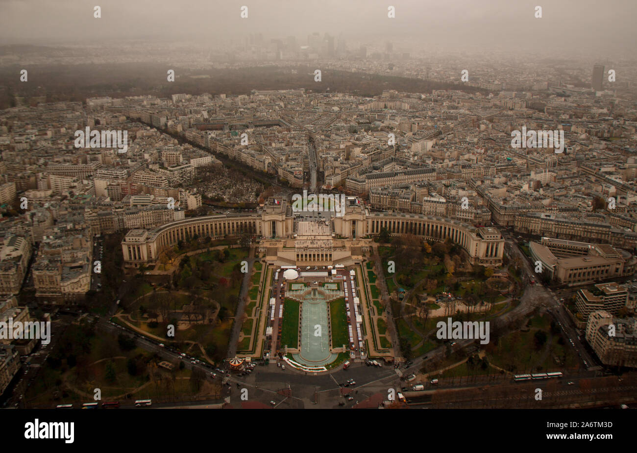Trocadero Gärten und Chaillot Burg Hohen Aussicht vom Eiffelturm - Neblig trübe Tag in Paris, Frankreich - Französisch Tourismus und Ansichten der wichtigsten Pariser m Stockfoto