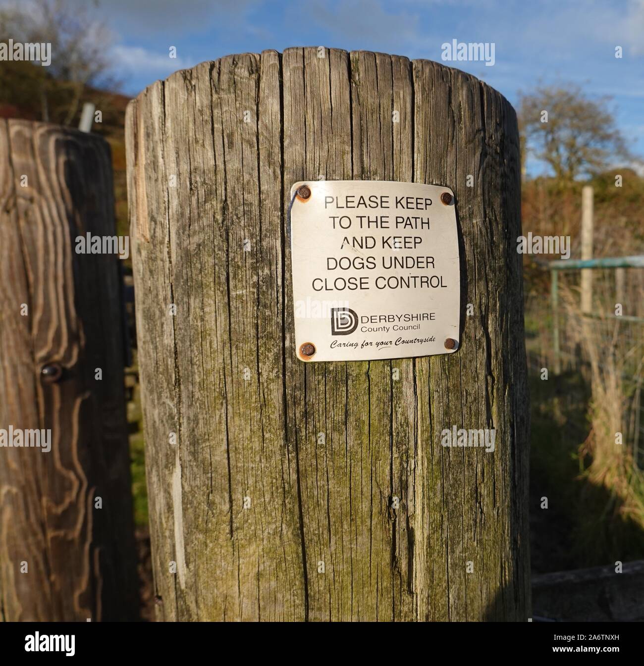 Teil des Landes Code auf einen Post auf einen Fußweg im Birch Vale, Derbyshire Stockfoto