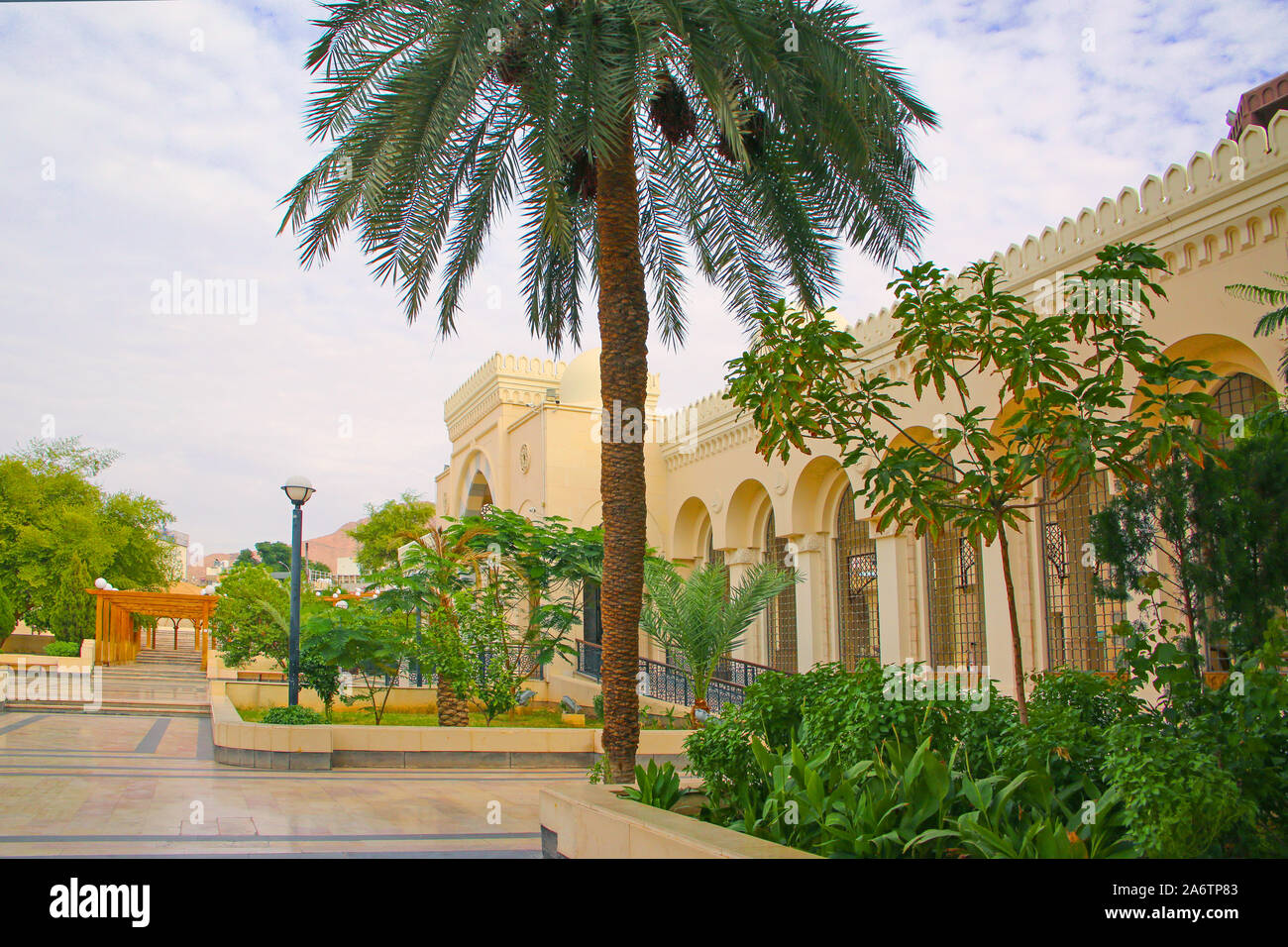 Al Sharif Al Hussein Bin Ali Moschee, Aqaba, Jordanien. Zeigt die Anlage und dann Eingang zum Gebäude. Stockfoto