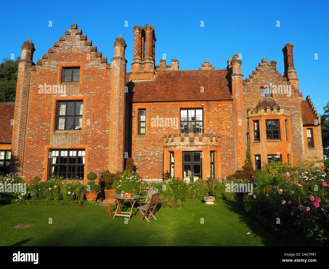 Chenies Manor House, die von der Anlage Grenze ausgestattet mit Dahlien, Kosmos und krautigen Pflanzen, Fenster nach Westen grenzt, an einem schönen Nachmittag. Stockfoto