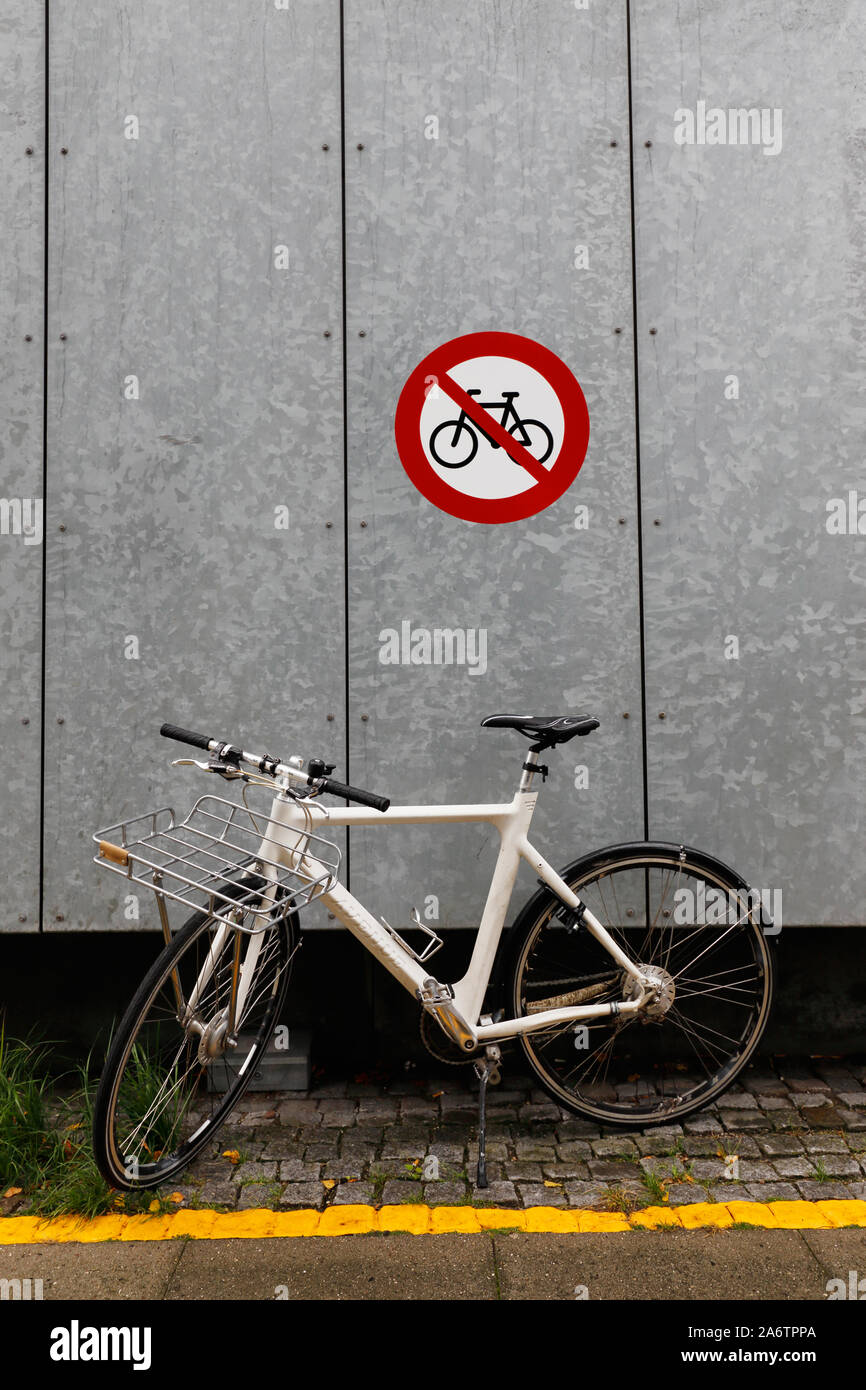 Kopenhagen, Dänemark - 4 September, 2019: Das Fahrrad ist unter einem Fahrrad parken Verboten Schild. Stockfoto