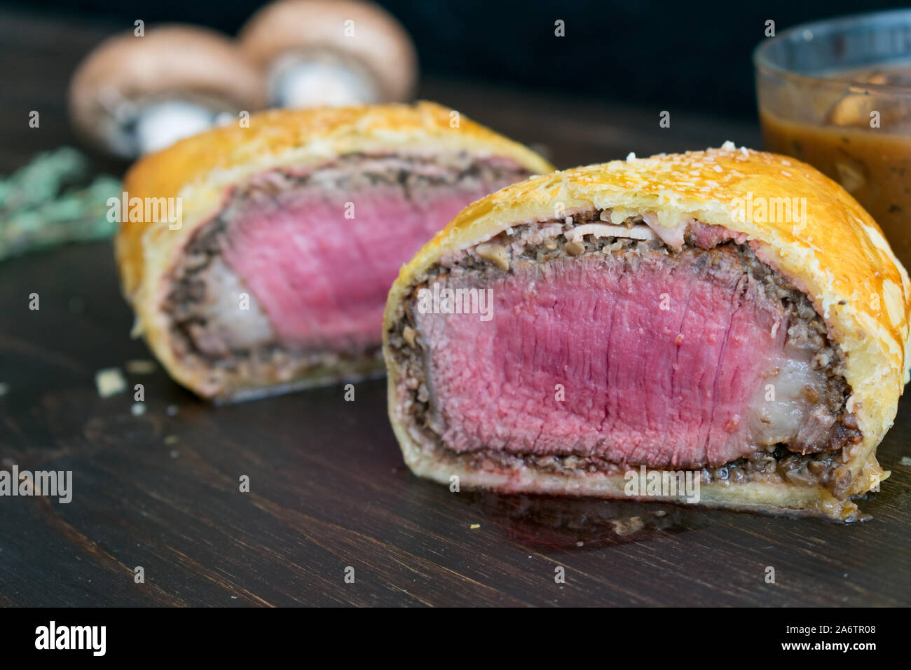 Einzelnen Beef Wellington mit Pilzsauce: Filet Mignon in Schinken gewickelt, cremini Pilz, und Blätterteig Stockfoto