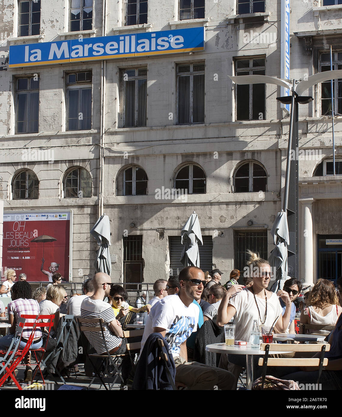 Menschen im Cafe Tabellen in Cours Honoré d'Estienne d'Orves, Marseille, Frankreich Stockfoto