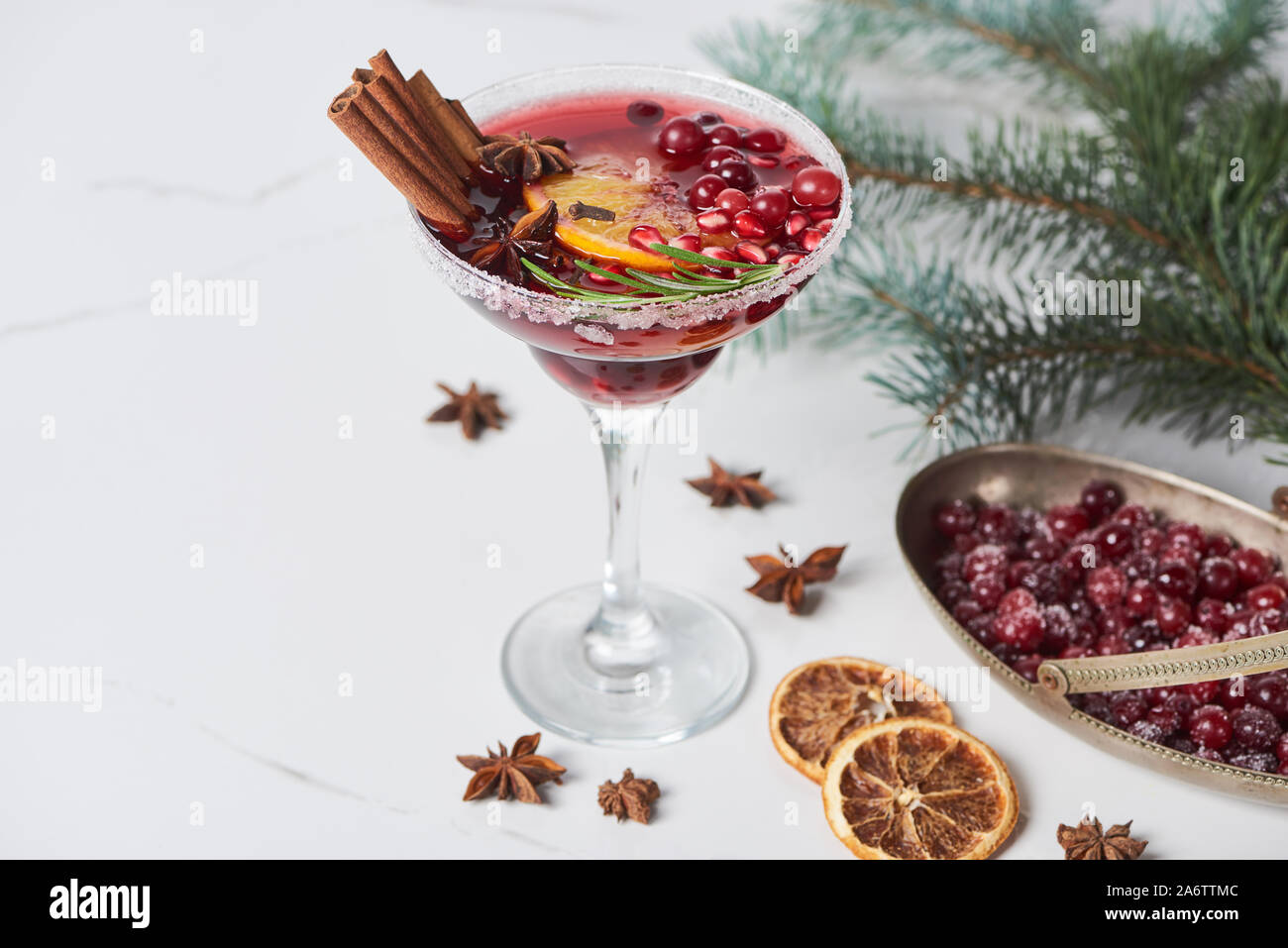 Weihnachten Cocktail mit Orangen, Granatäpfel, Zimt und gefrorene Cranberry Stockfoto
