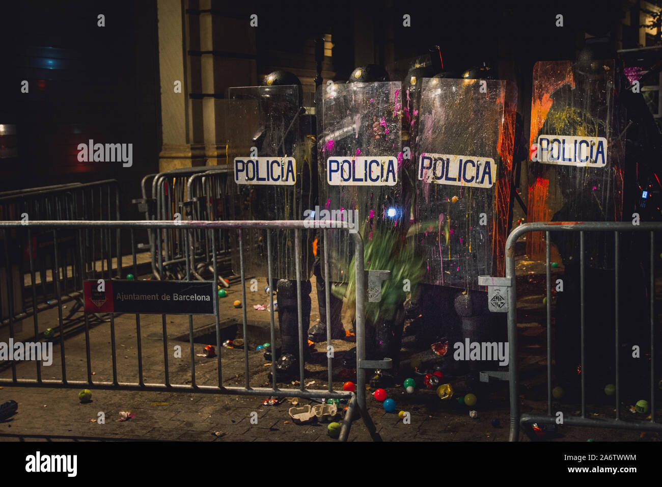 Bullen voller Farbe nach Demonstranten warfen Eier, Kugeln, Pflanzen und andere Objekte. Via Laietana, Barcelona. Spanien Stockfoto