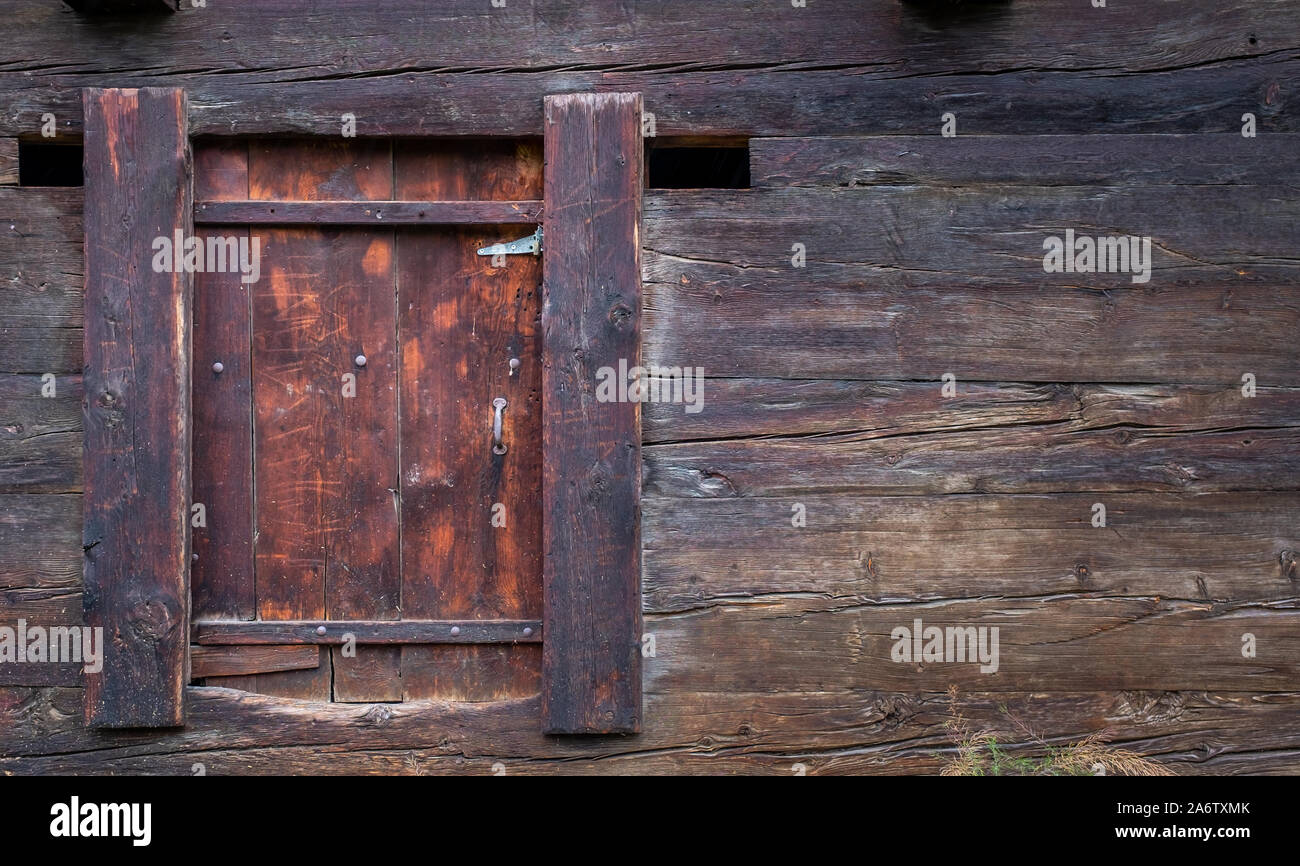 Tür eines alten verwitterten Schweizer Berghütte. Texturiert. Stockfoto