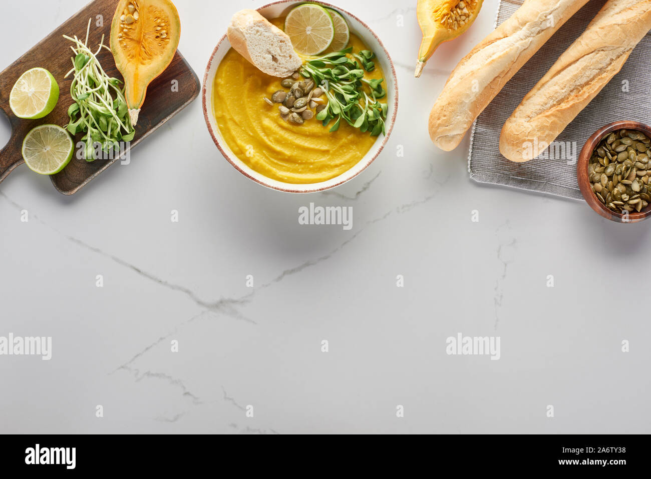 Blick von oben auf die herbstlichen Kartoffelpüree Kürbis Suppe mit Brot auf Marmor Oberfläche Stockfoto
