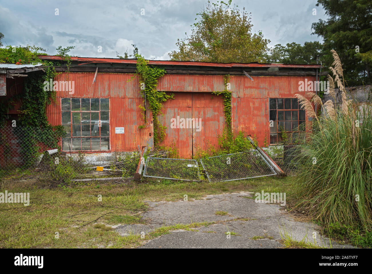 Verfallenes Gebäude in einer kleinen Stadt im Norden von Florida. Stockfoto