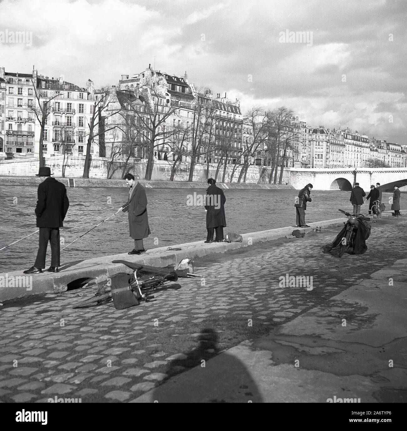 1950er Jahre, historische, pariser Männer, die auf dem Fluss Wadenfischen am Quay de la Tourville, Paris, Frankreich. Stockfoto