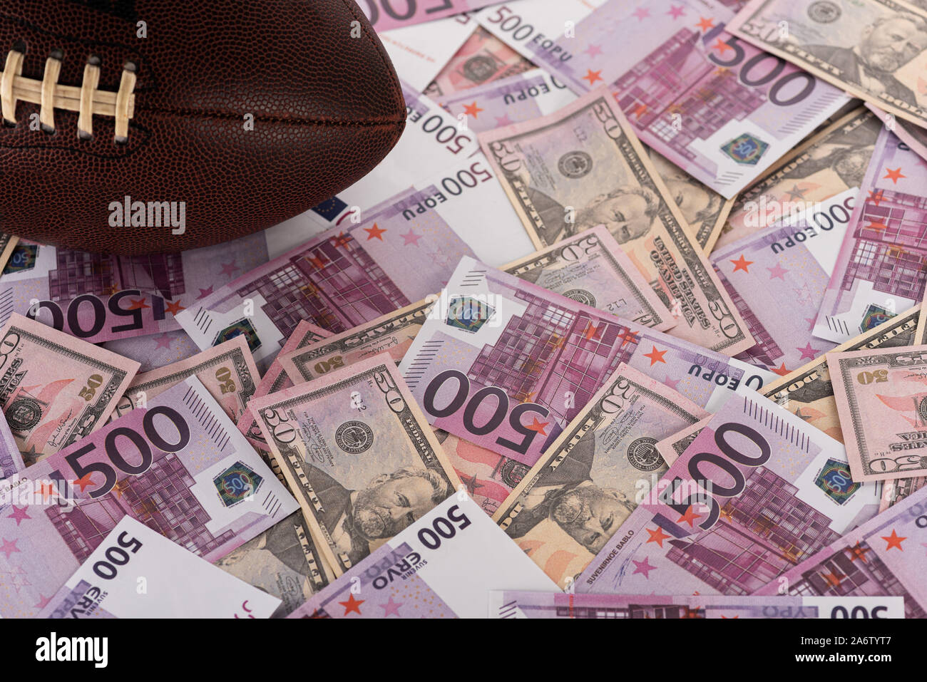 Rugby Ball auf Euro und Dollar Banknoten, Sport Konzept wetten Stockfoto