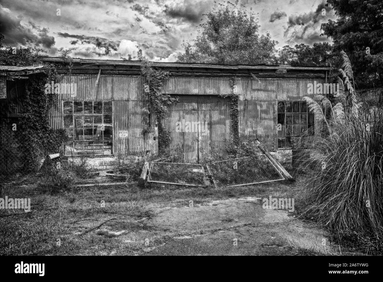 Verfallenes Gebäude in einer kleinen Stadt im Norden von Florida. Stockfoto