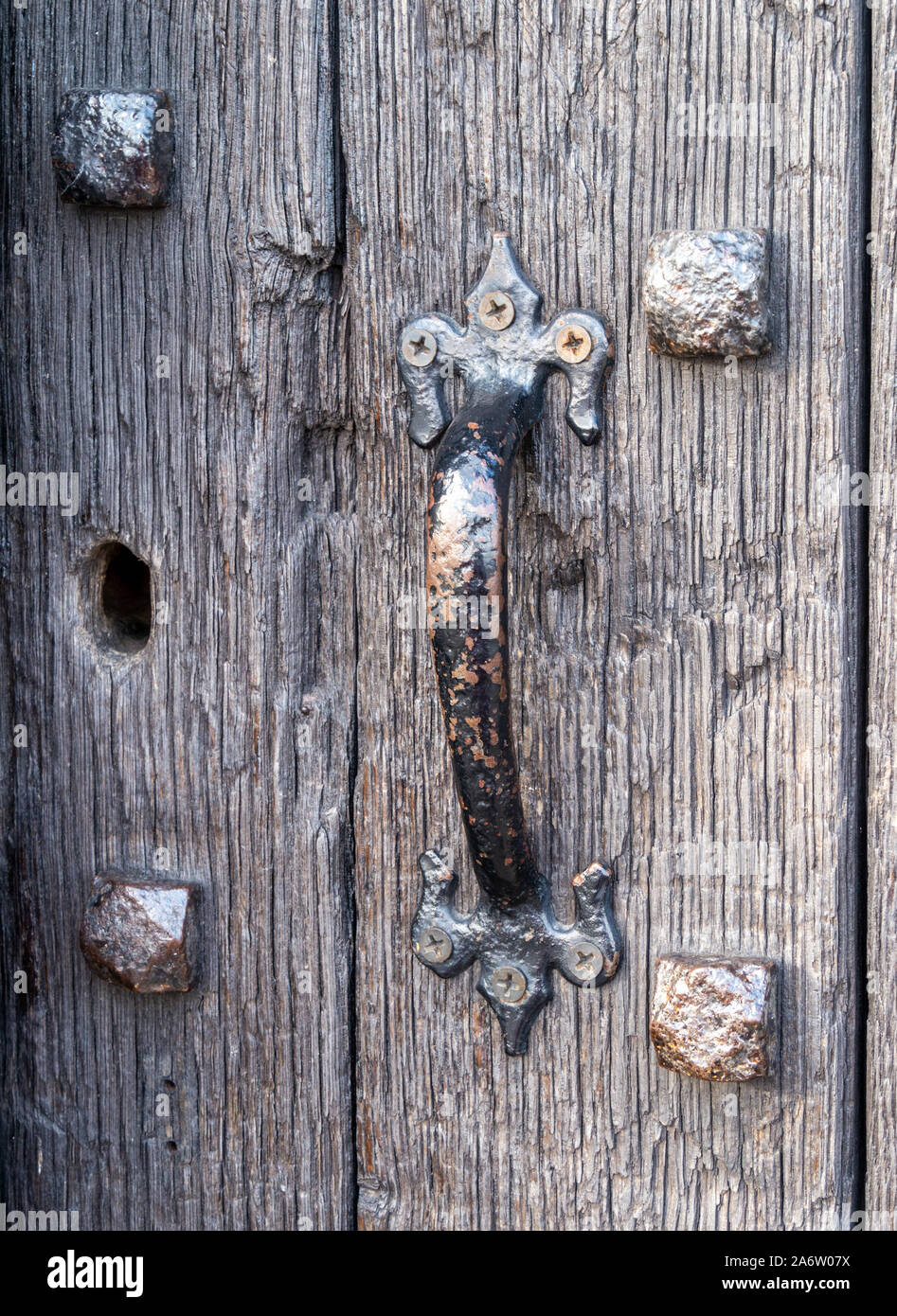 Nahaufnahme des alten Eisen Türgriff auf Nieten schwarz Eiche Holz Tür, alte John Castle, Bradgate Park, Leicestershire, England, Großbritannien Stockfoto