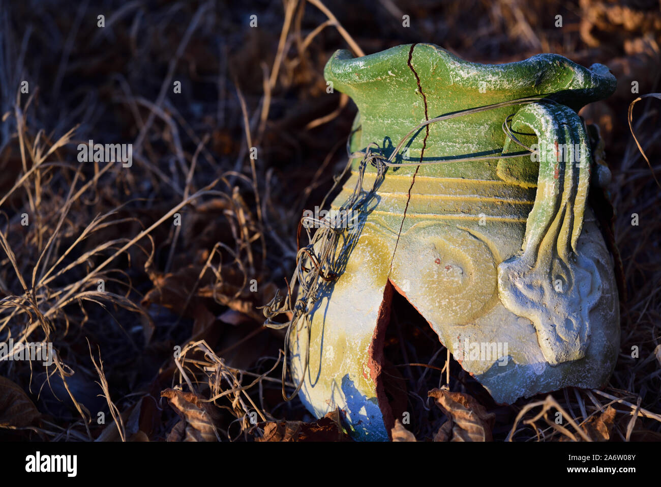 Eine alte kaputte farbige Krug aus Ton liegt auf trockenem Boden auf dem Boden in Sizilien Stockfoto