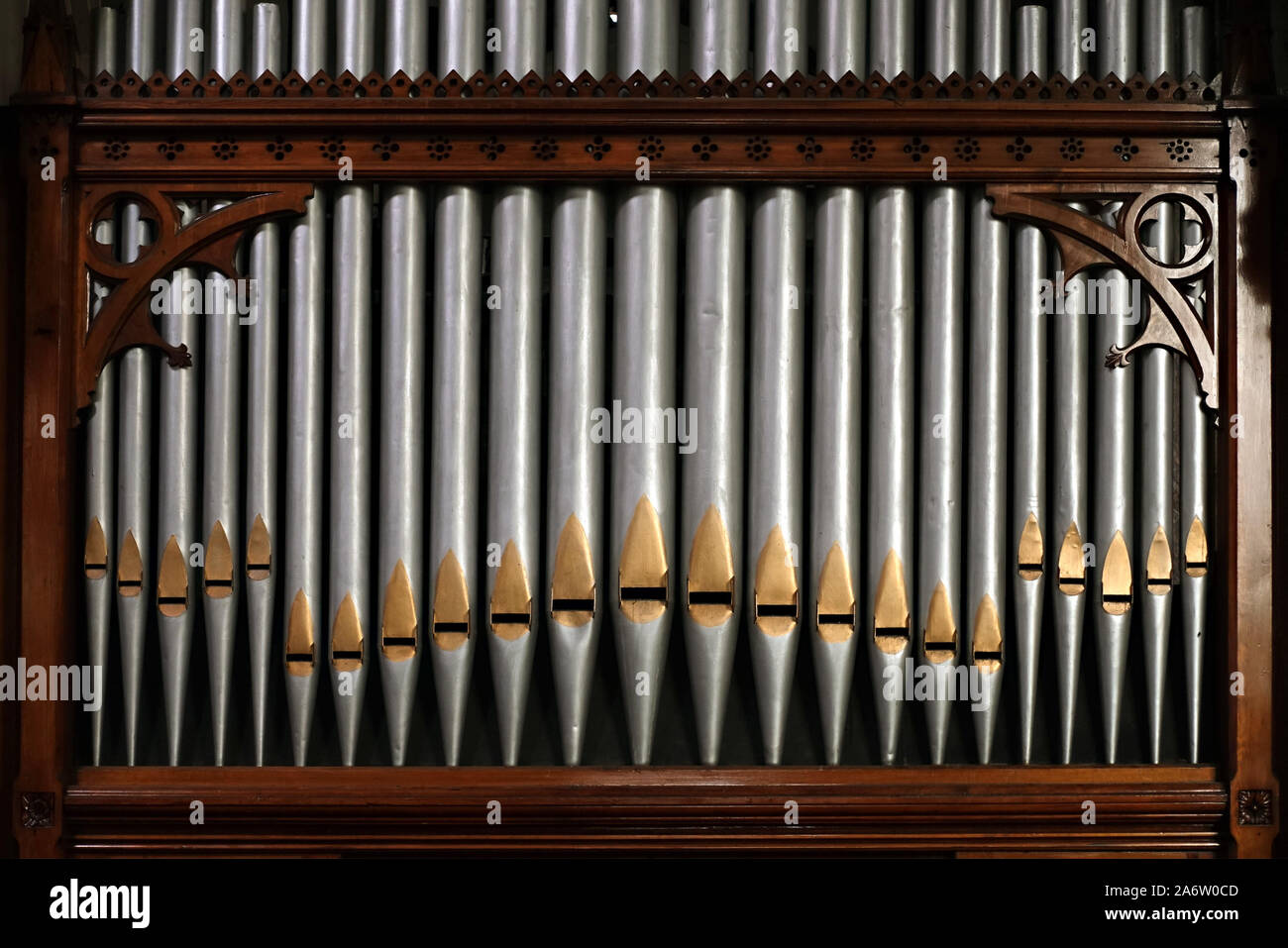 Alte silber lackiert Kirche Orgel in St. Johns Kirche, Stamford, Lincolnshire, England, Großbritannien Stockfoto