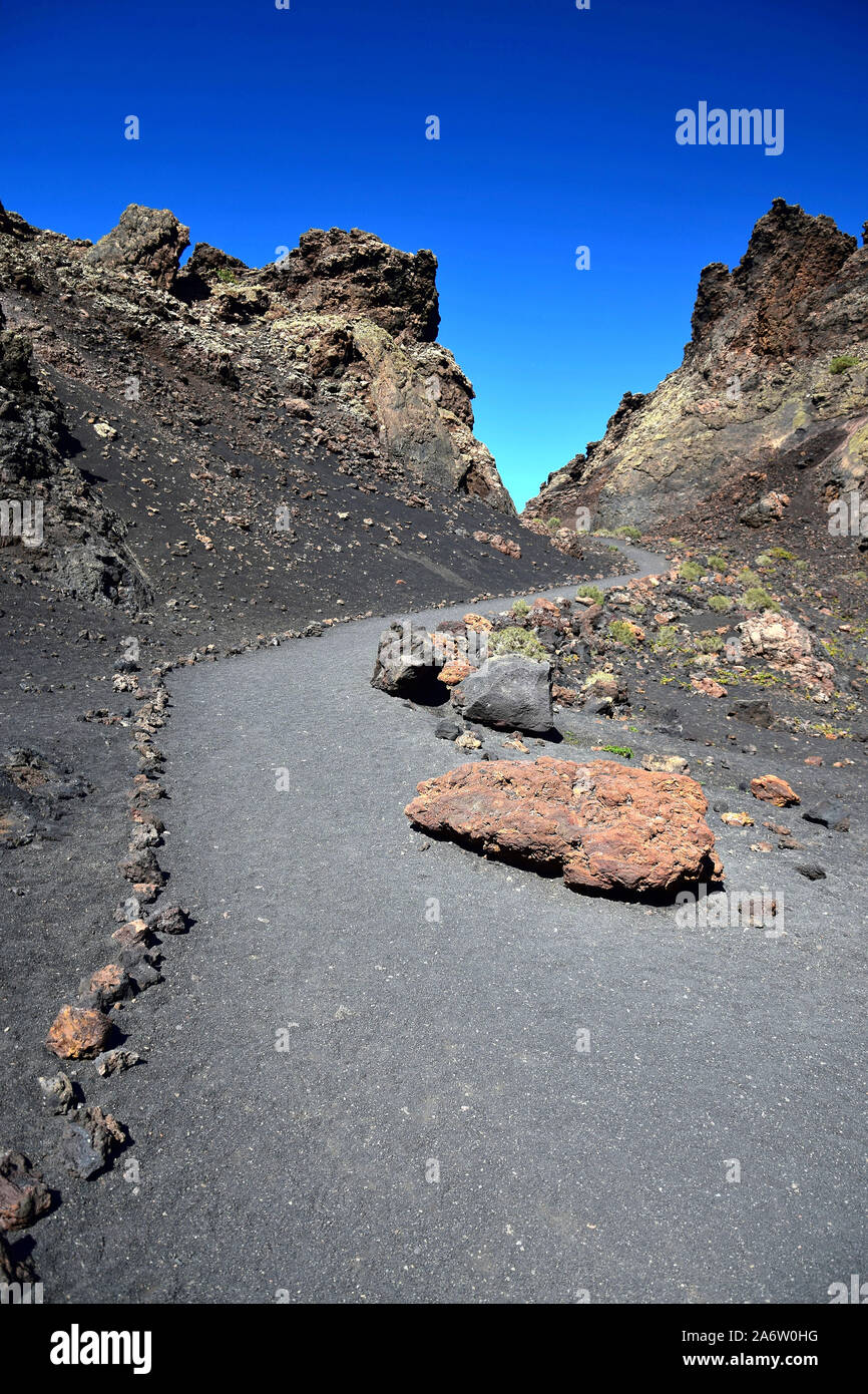 In einem Pfad, der Vulkan El Cuervo auf Lanzarote, einer der wenigen Vulkane, wo es erlaubt ist zu gehen. Stockfoto