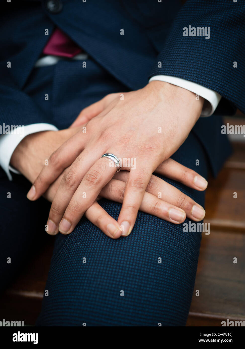 20-29 jahre Bangladeshi männliche Hände mit Hochzeit Ring überquert nach der Hochzeit, trägt Anzug und Hemd. Stockfoto
