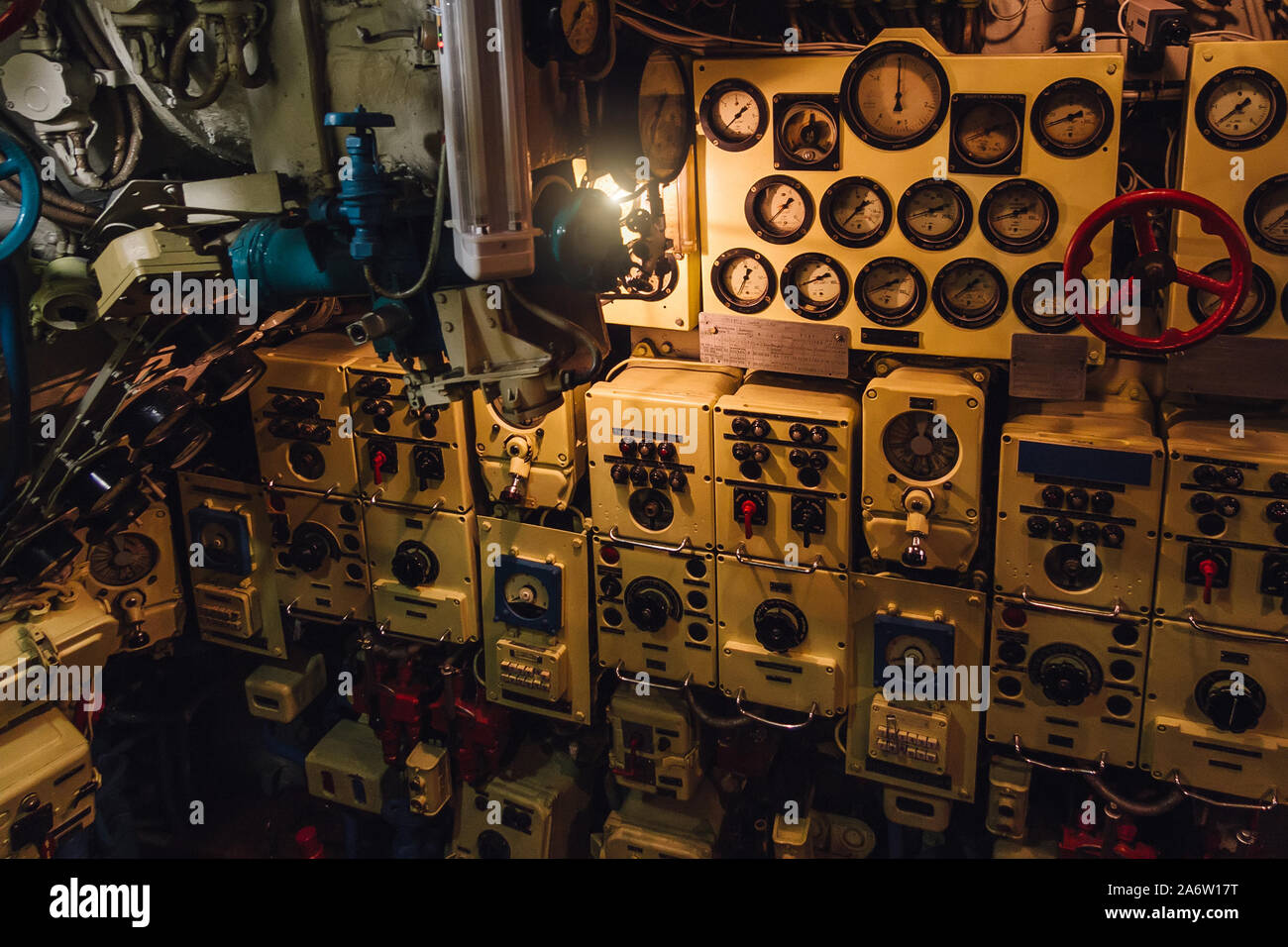 Armaturenbrett, Armaturen und Geräte, die in alten stillgelegten russischen Diesel-U-Boot. Stockfoto