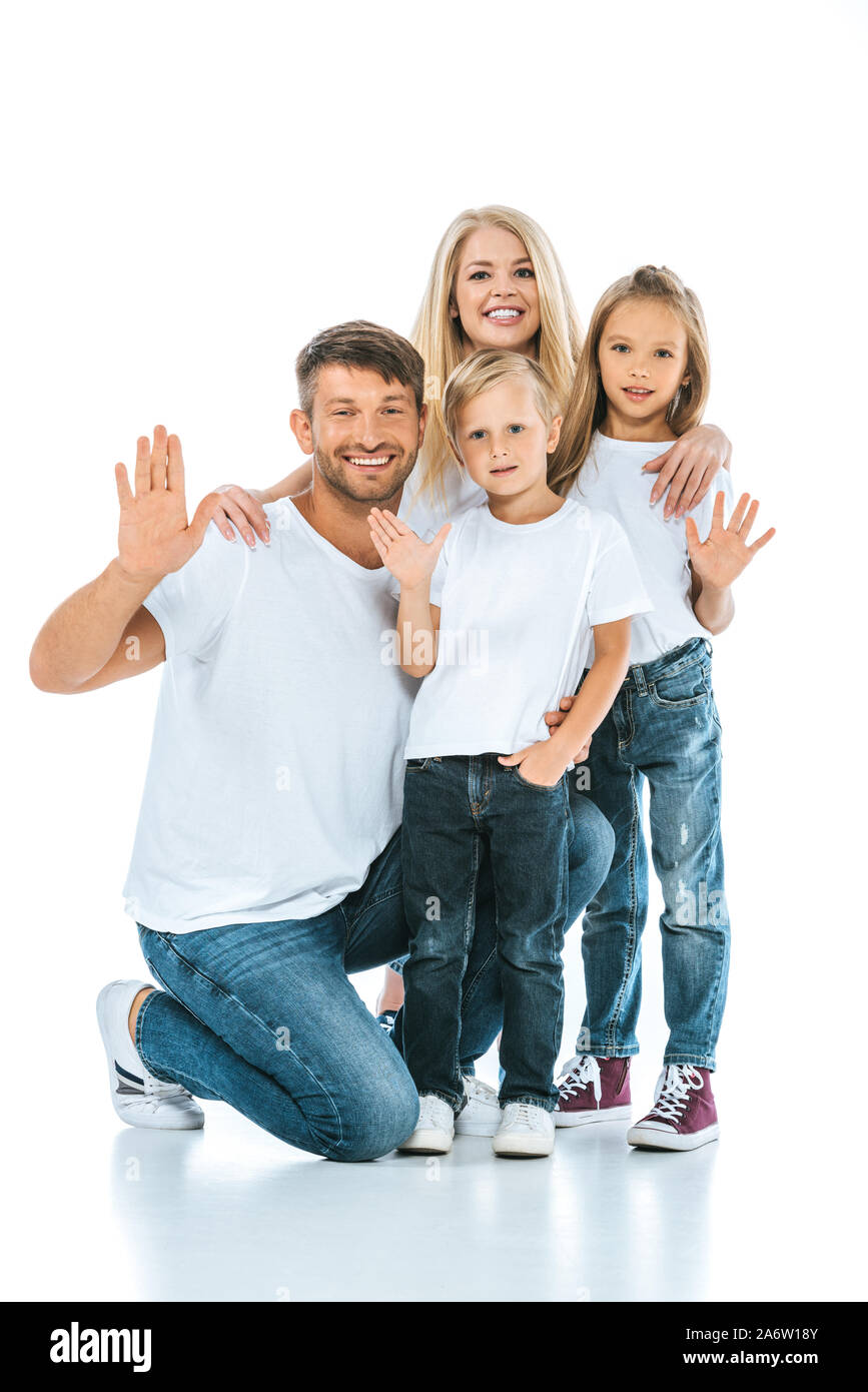 Glückliche Eltern und Kinder winkende Hände und Suchen an der Kamera auf Weiß Stockfoto