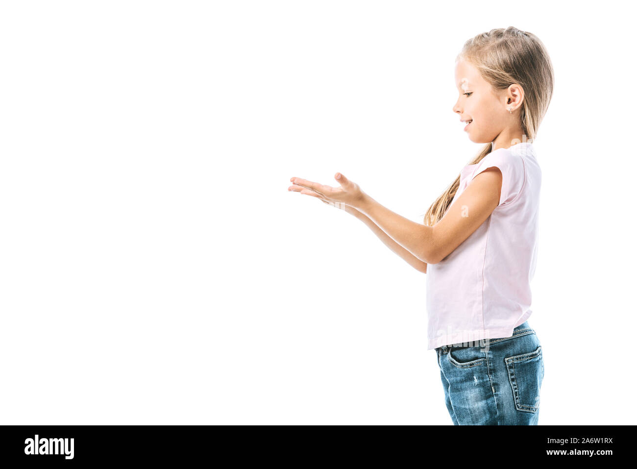 Seitenansicht der positiven und cute kid zeigt mit Händen isoliert auf weißem Stockfoto