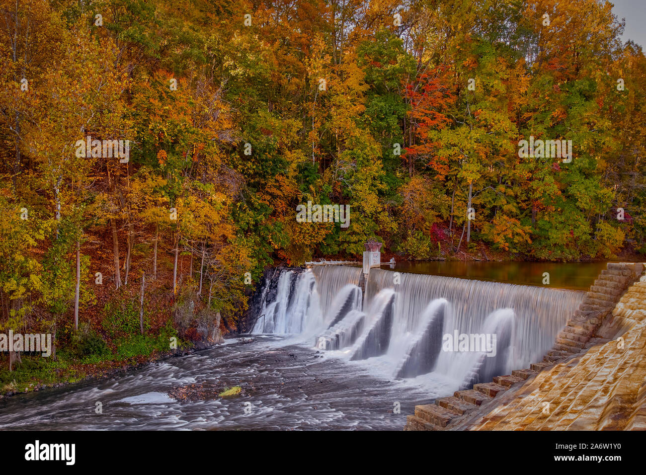 See Einsamkeit Dam und Wasserfall Stockfoto