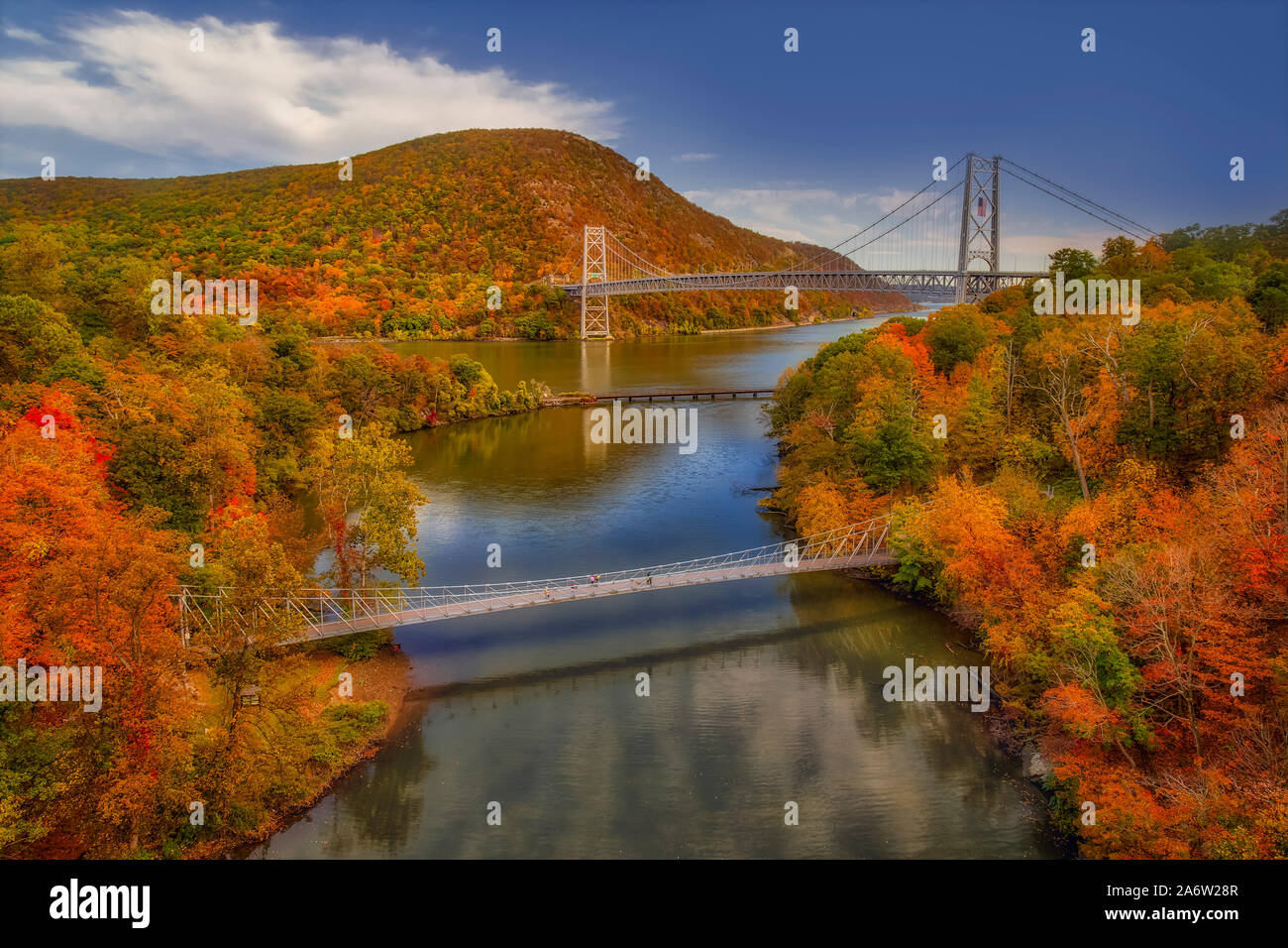 Herbst am Bear Mountain bridge - Blick nach Süden am Bear Mountain bridge, CSX Railroad Tracks Brücke über den Hudson River und Popolopen Fußgängerbrücke. Stockfoto
