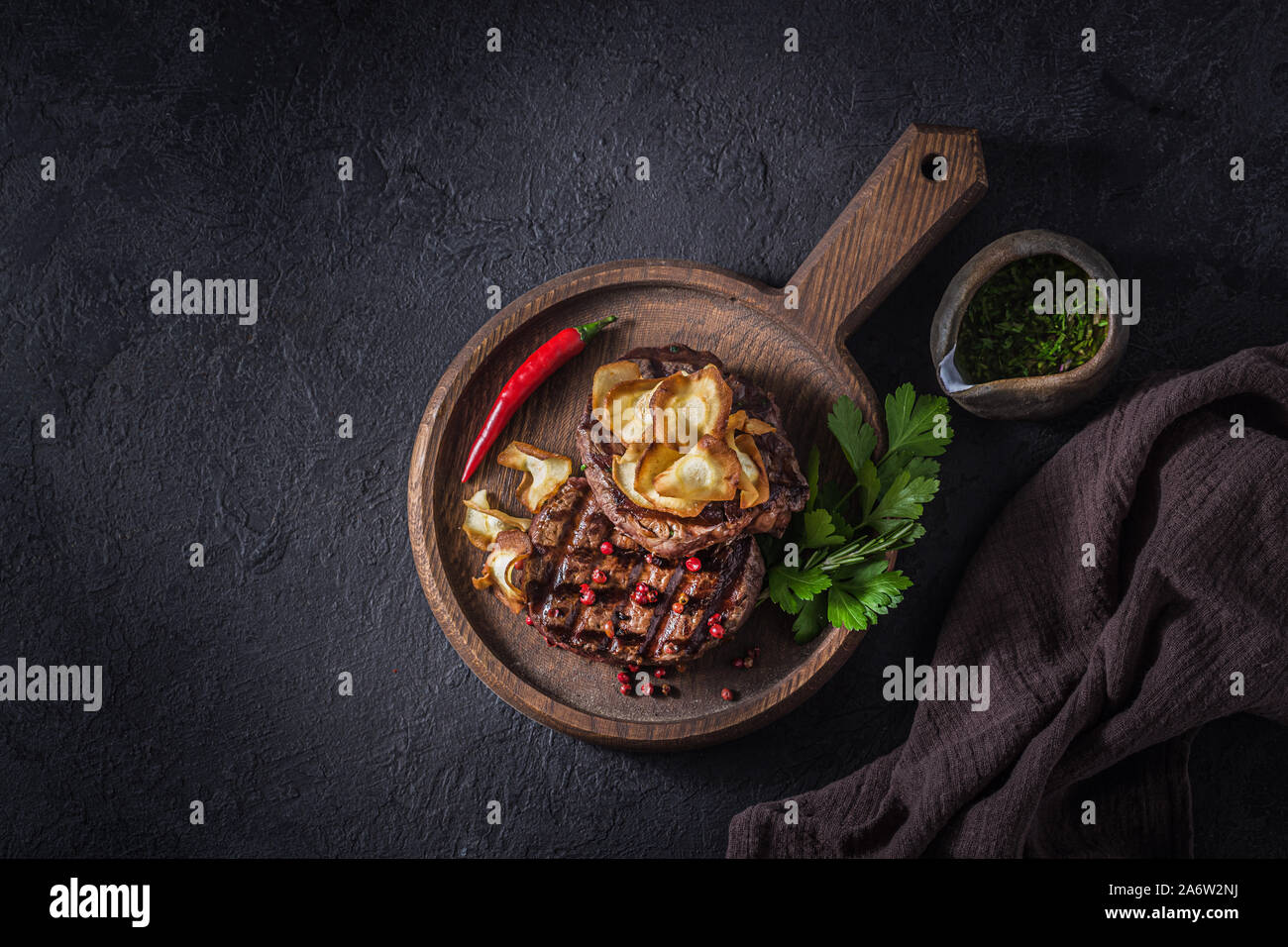 Zwei Rindersteaks mit knusprigen Pommes und Chili, kopieren. Stockfoto