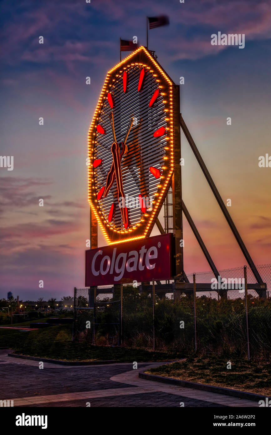 Colgate Uhr Sonnenuntergang - beleuchtete Colgate Palmolive Uhr historische Wahrzeichen steht in Jersey City mit Blick auf den Lower Manhattan, New York C Stockfoto