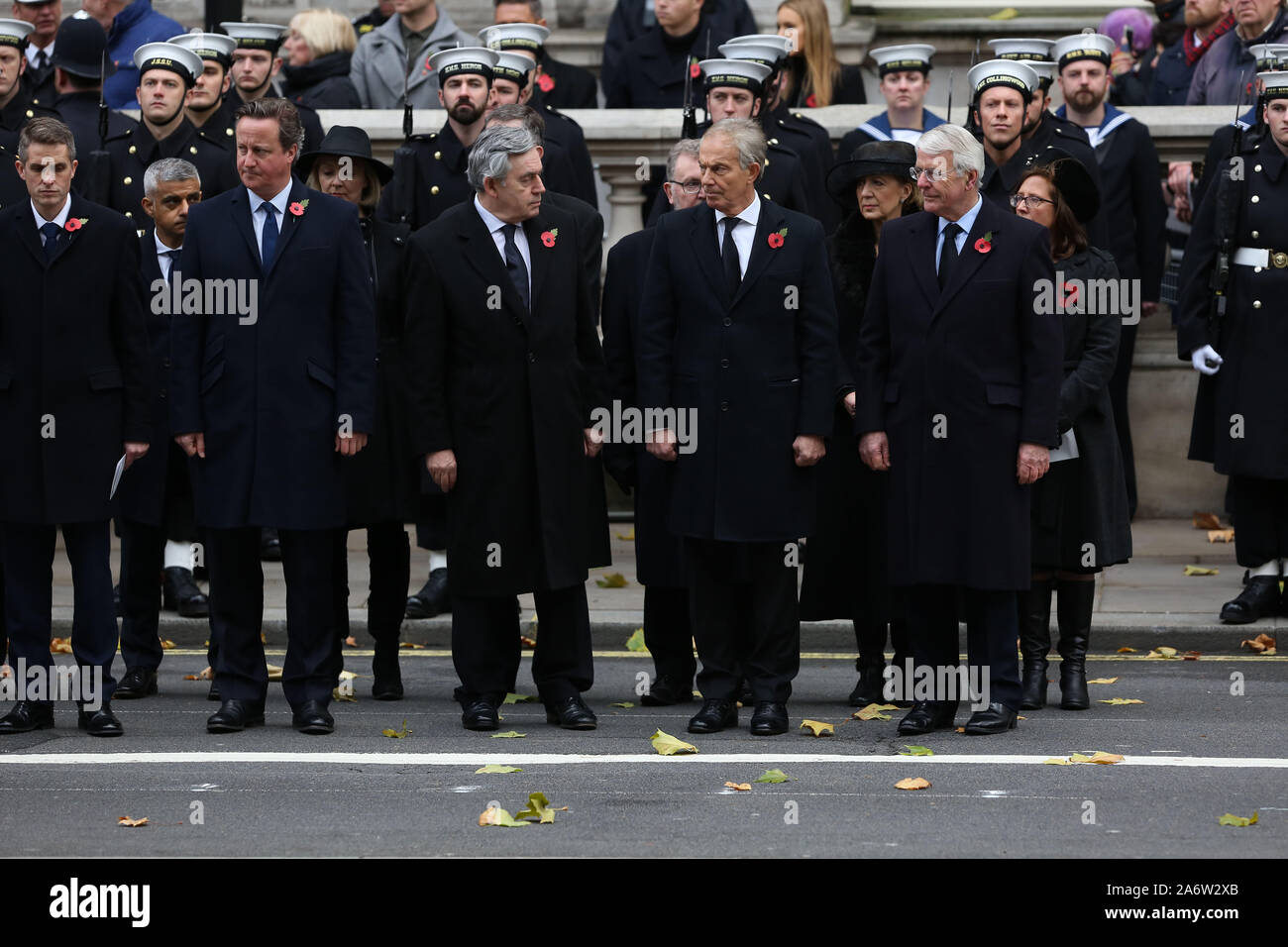 Vier ehemalige Premierminister, David Cameron (konservativ) Gordon Brown (Arbeit) Tony Blair (Arbeit) und John Major (konservativ) Ihre Majestät die Königin und der Herzog von Edinburgh mit anderen Mitgliedern der britischen Royal Family und die Mitglieder der öffentlichen Erinnerung Service melden Sie bei einer Kranzniederlegung am Ehrenmal in Whitehall, London, England. November 2017. Stockfoto