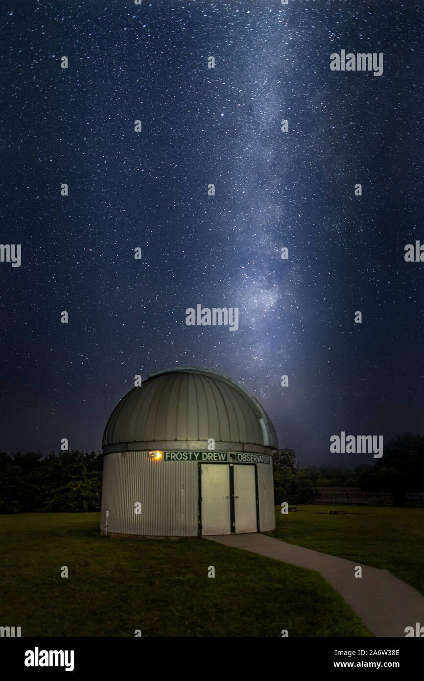 Milchstraße über Sternwarte steigen - ein Sternenhimmel mit dem galaktischen Kern der Milchstraße über dem frostigen zeichnete Informationsstelle und Sky Theater gefüllt in Sou Stockfoto