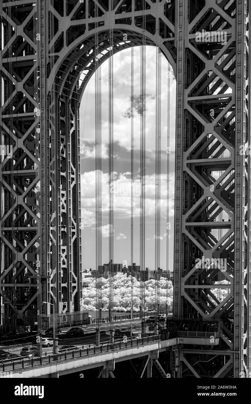 Washington Bridge GWB - Ein infared schwarz-weiß Bild von der George Washington Brücke während des Sommers mit puffy Clouds. Dieses Bild ist verfügbar Stockfoto