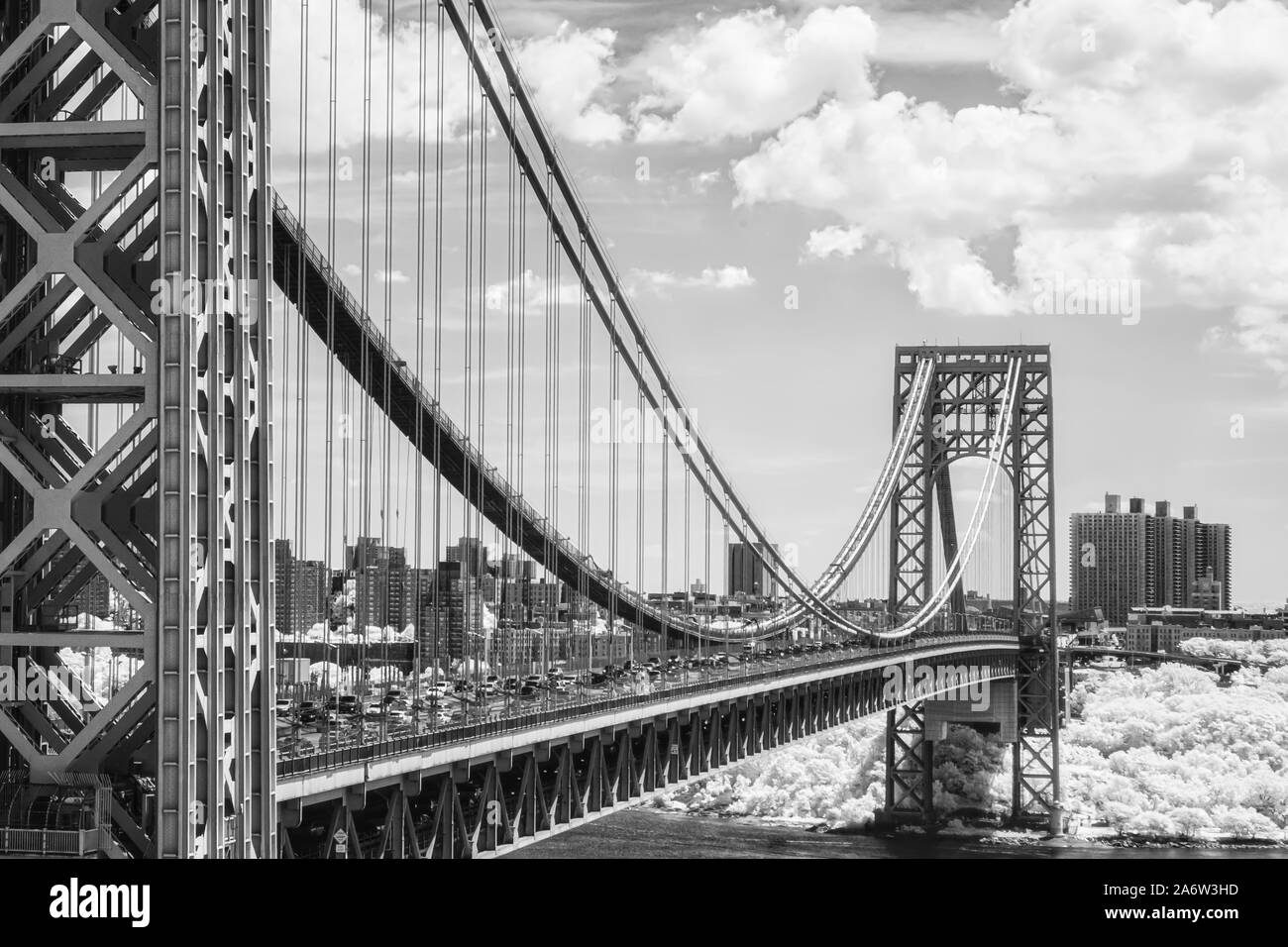 Die George Washington Bridge GWB NYC - Ein infared schwarz-weiß Bild von der George Washington Brücke während des Sommers mit puffy Clouds. Dieses Bild, das ich Stockfoto