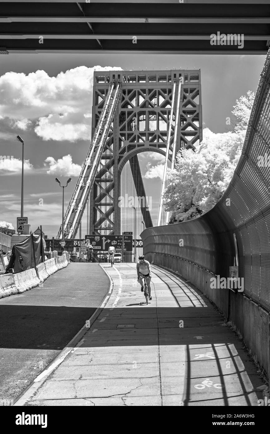 Die George Washington Bridge GWB NYC - Ein infared schwarz-weiß Bild von der George Washington Brücke während des Sommers mit puffy Clouds. Dieses Bild, das ich Stockfoto