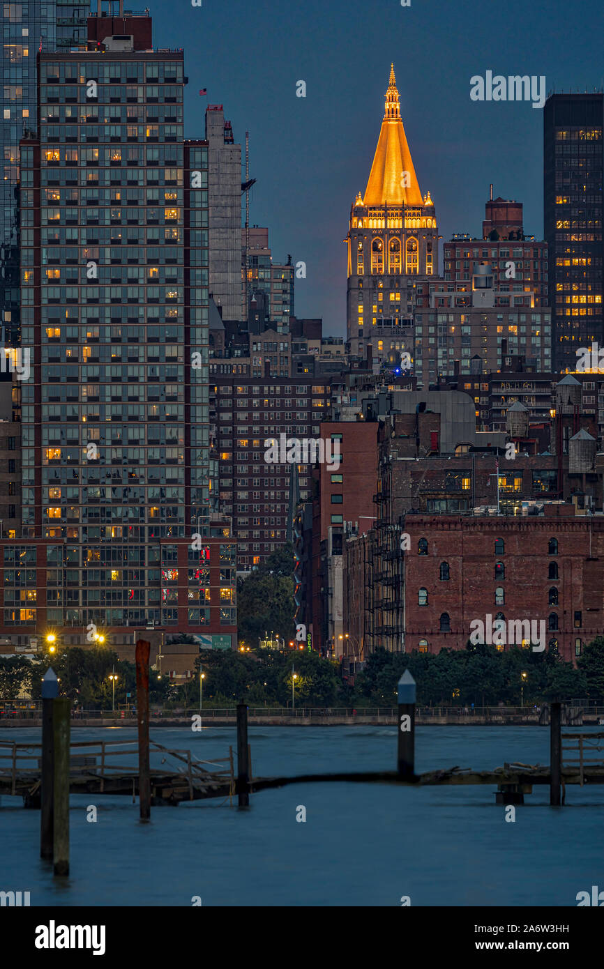 NY Leben Gebäude NYC-Dämmerung Blick auf die beleuchtete Hauptsitz der NEW YORK lIfe Insurance Building. Es liegt gegenüber vom Madison Square Park i Stockfoto