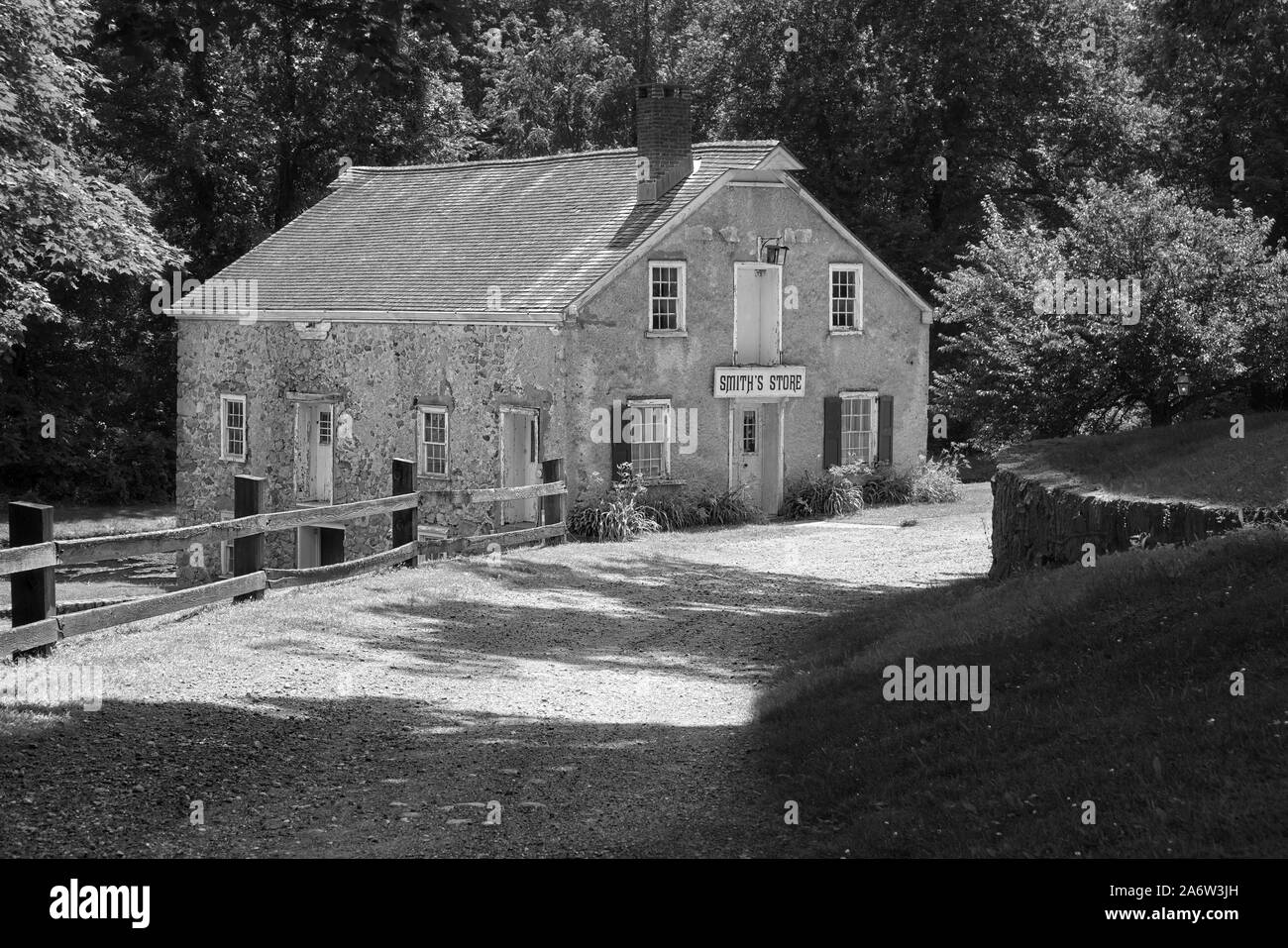 Smith's General Store BW - Blick auf das 19. Jahrhundert, restauriert Canal Stadt bei Waterloo Dorf General Store. Dieses Bild ist in Farbe erhältlich wie in Bla Stockfoto